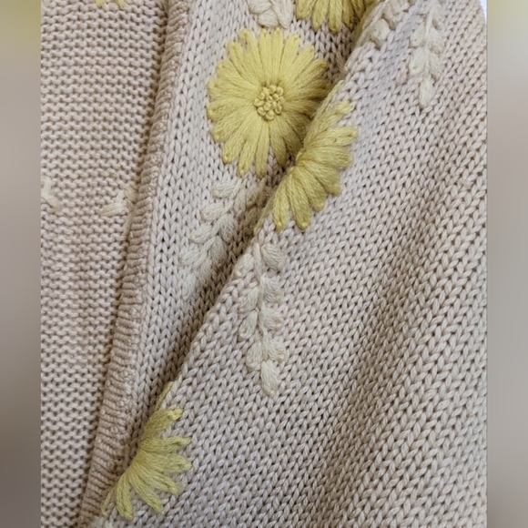 Darling VINTAGE hand-loomed daisy sweater! - Picture 8 of 11
